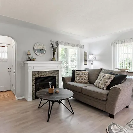 Peaceful Pastel - Cheerful Cottage Close To Pere Marquette And Muskegon Lake - Pet Friendly